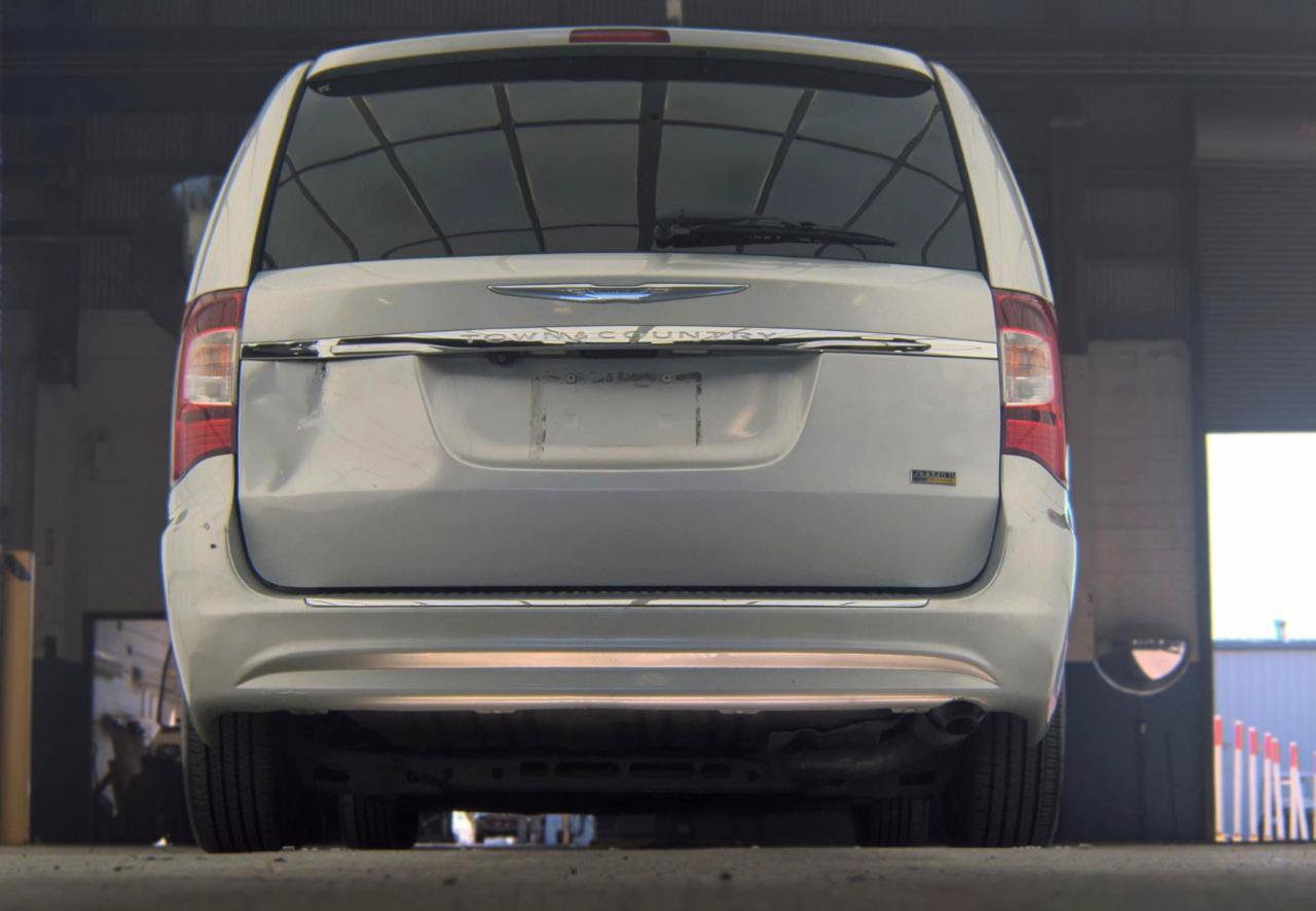 Used 2012 Chrysler Town & Country Touring w/ Entertainment Group #1 FWD image 7