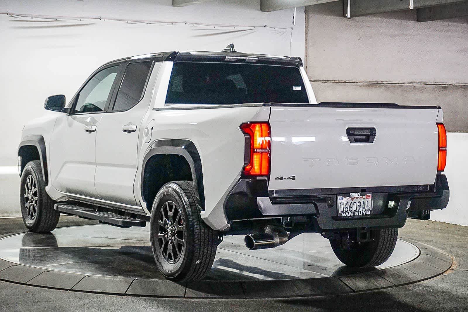 Certified 2024 Toyota Tacoma SR5 AWD/4WD image 9