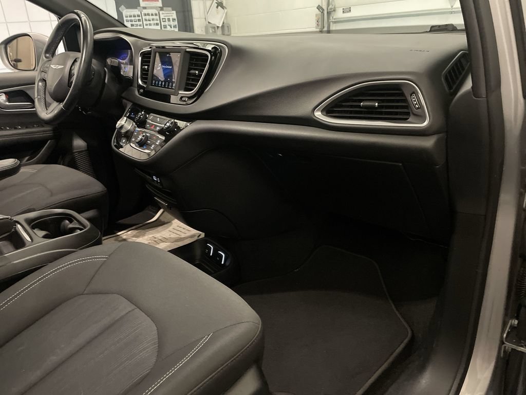 Used 2018 Chrysler Pacifica Touring Plus w/ S Appearance Package FWD image 21