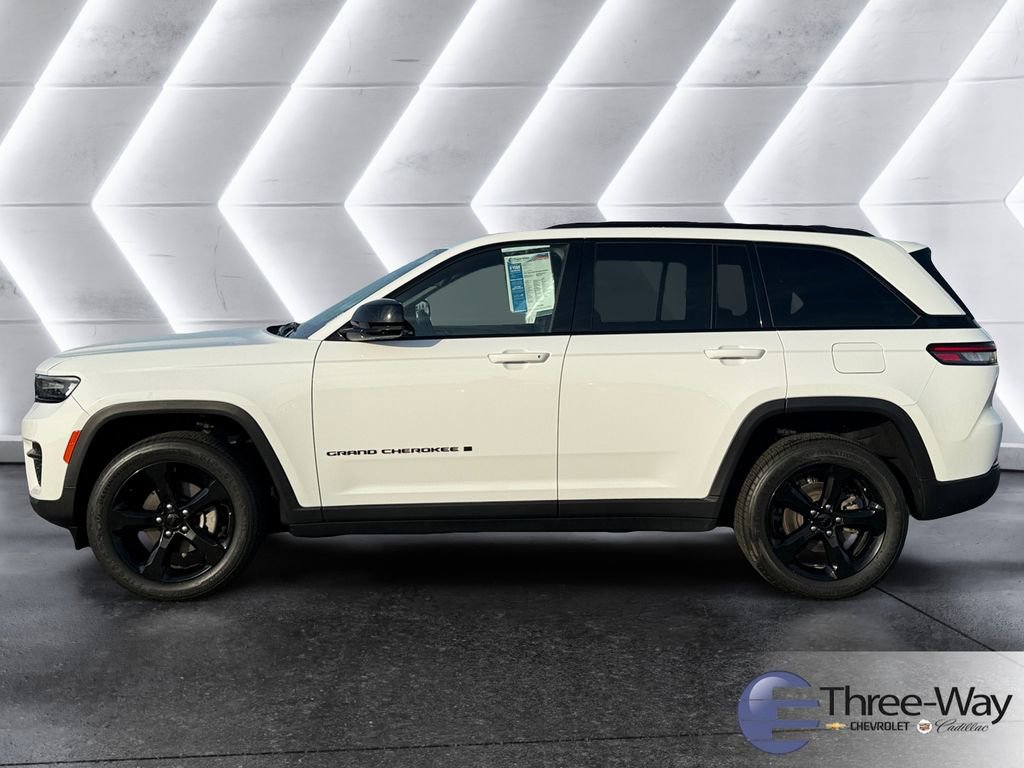 Used 2023 Jeep Grand Cherokee Altitude image 2