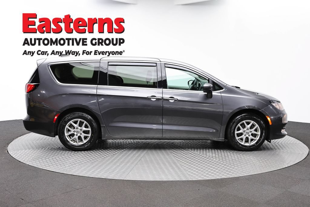 Used 2022 Chrysler Voyager LX FWD image 4