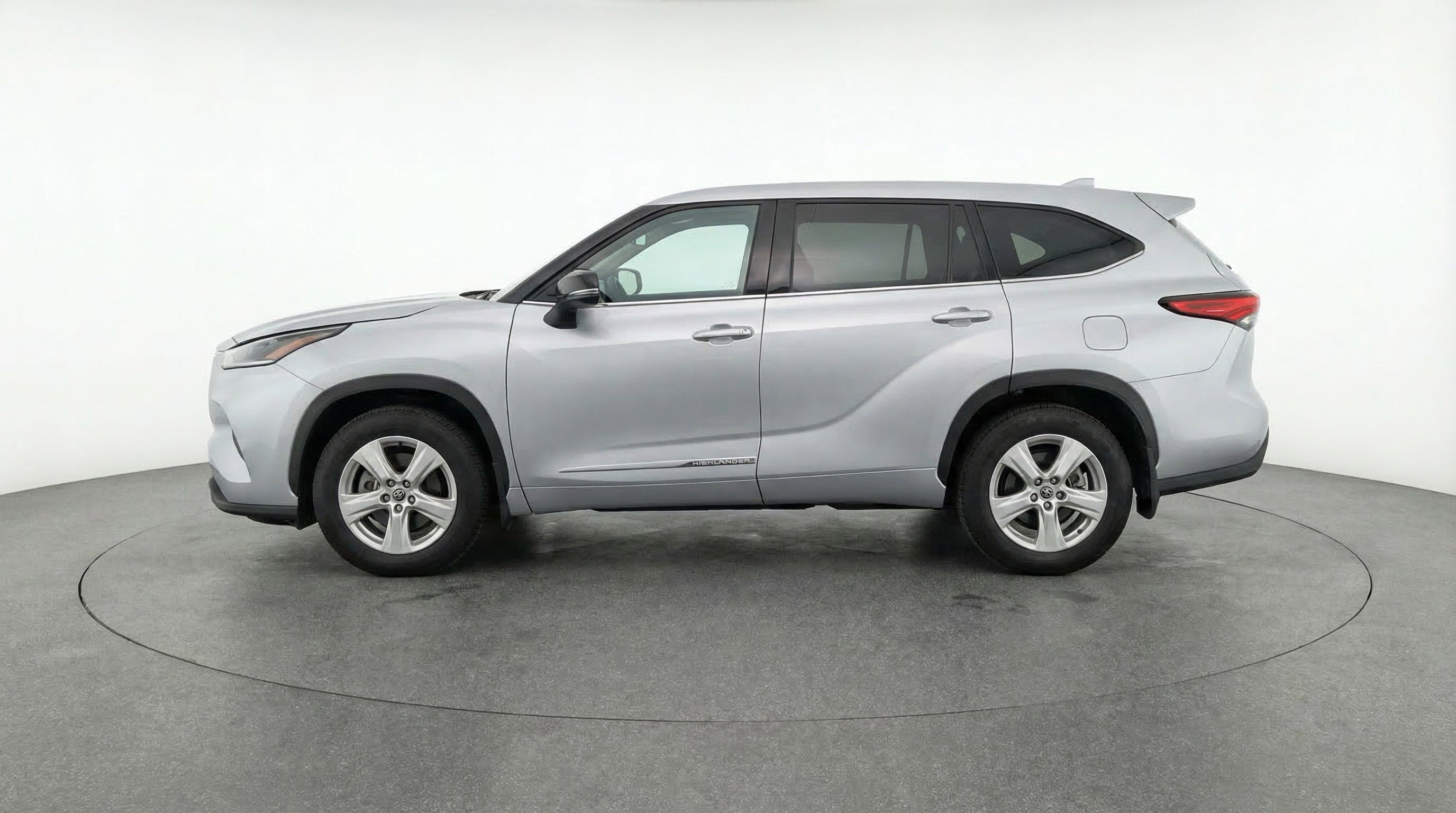 Used 2025 Toyota Highlander LE image 5