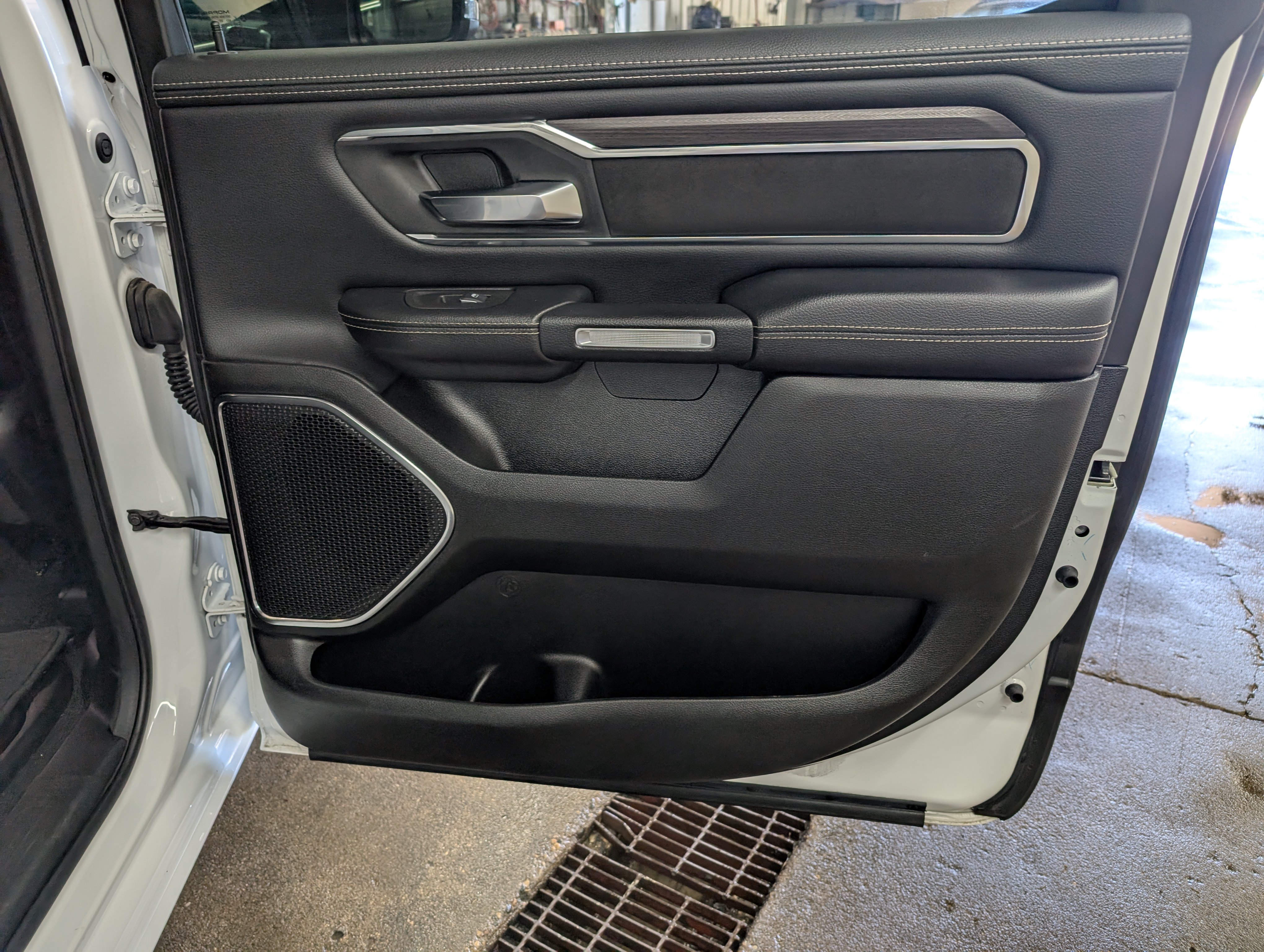 Used 2025 RAM 1500 Laramie AWD/4WD image 5