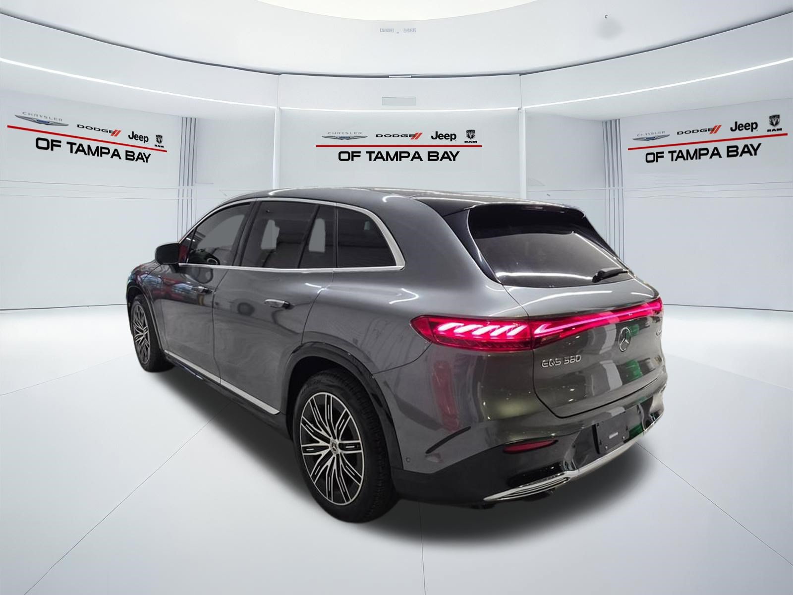 Used 2023 Mercedes-Benz EQS 580 4MATIC SUV w/ Exclusive Trim Package image 4