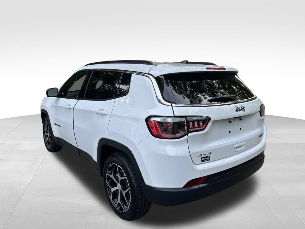 Used 2024 Jeep Compass Latitude AWD/4WD image 3