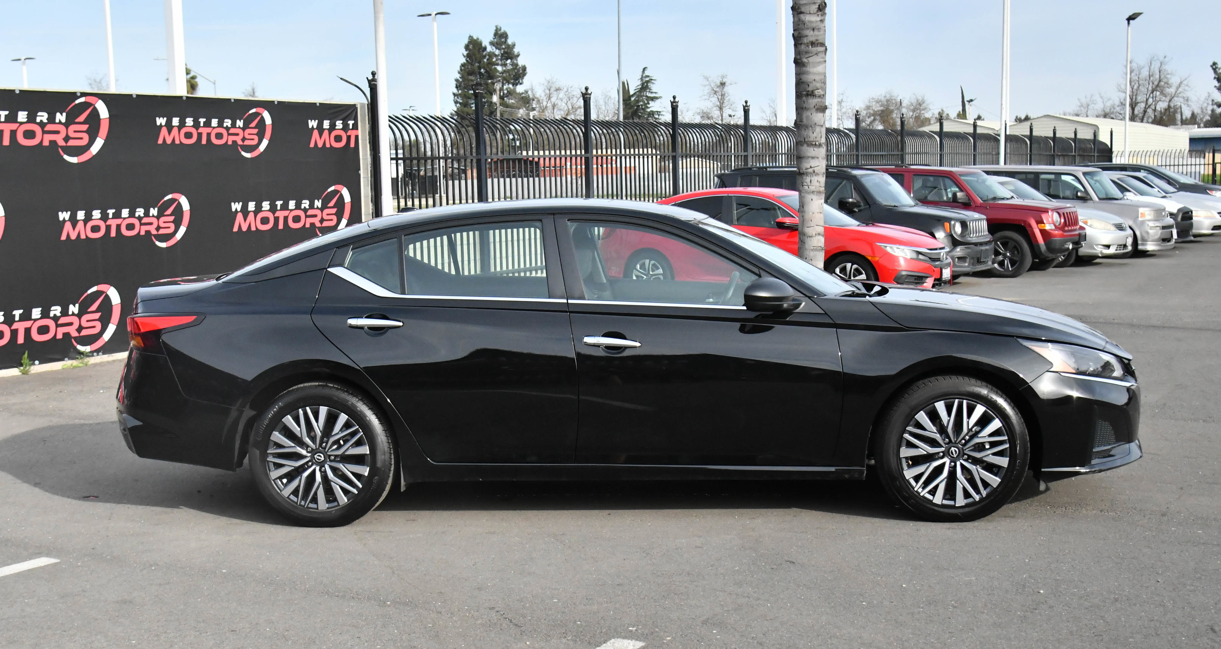 Used 2025 Nissan Altima 2.5 SV image 9