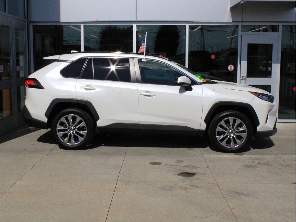 Used 2021 Toyota RAV4 XLE Premium AWD/4WD image 4