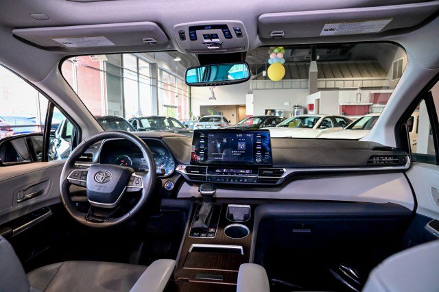 Used 2023 Toyota Sienna XLE FWD image 26