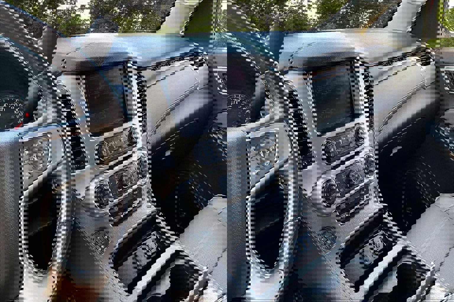 Used 2020 GMC Yukon Denali w/ Denali Premium Package image 9