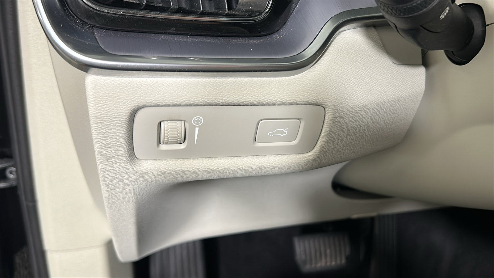 Used 2019 Volvo S60 T5 Momentum w/ Multimedia Package FWD image 23