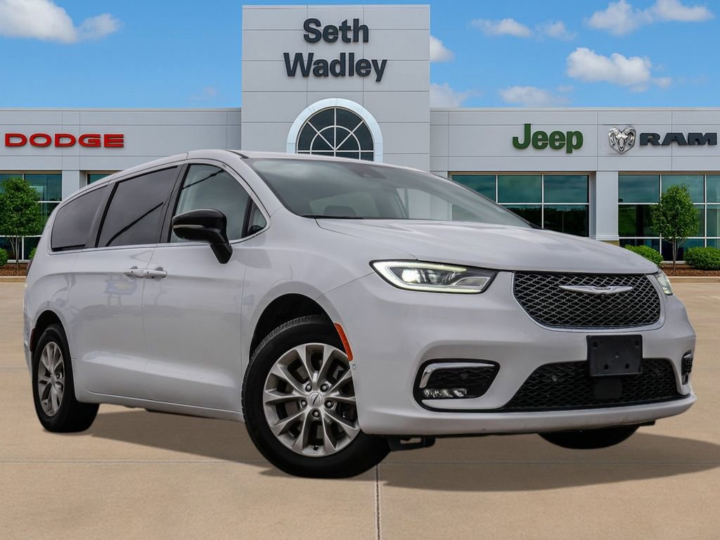 Used 2024 Chrysler Pacifica Touring-L image 1