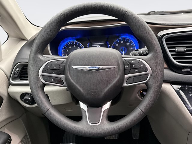 Used 2018 Chrysler Pacifica Touring Plus image 12