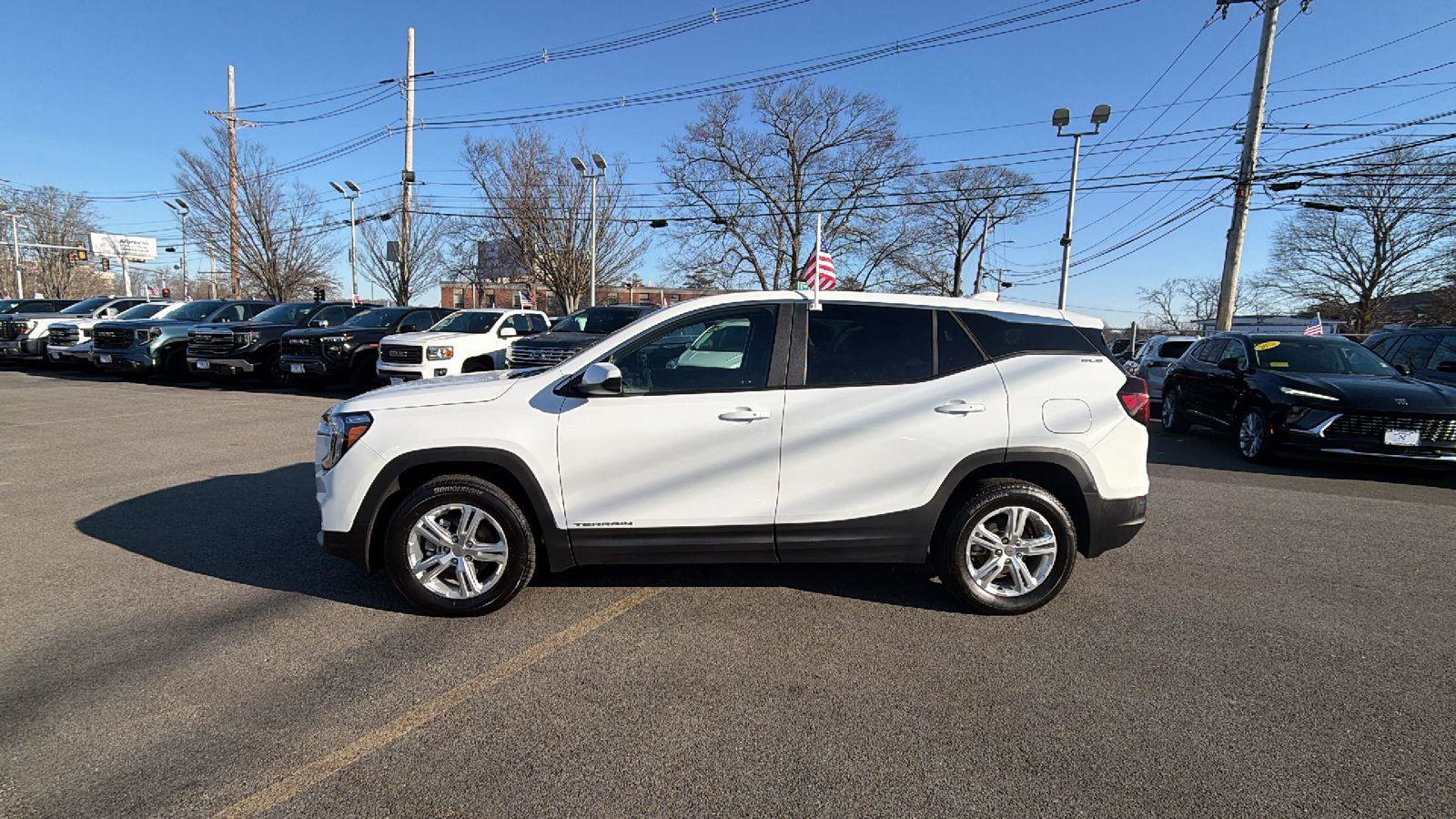 Used 2024 GMC Terrain SLE image 4