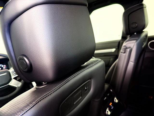 Certified 2025 Land Rover Discovery Dynamic SE image 31