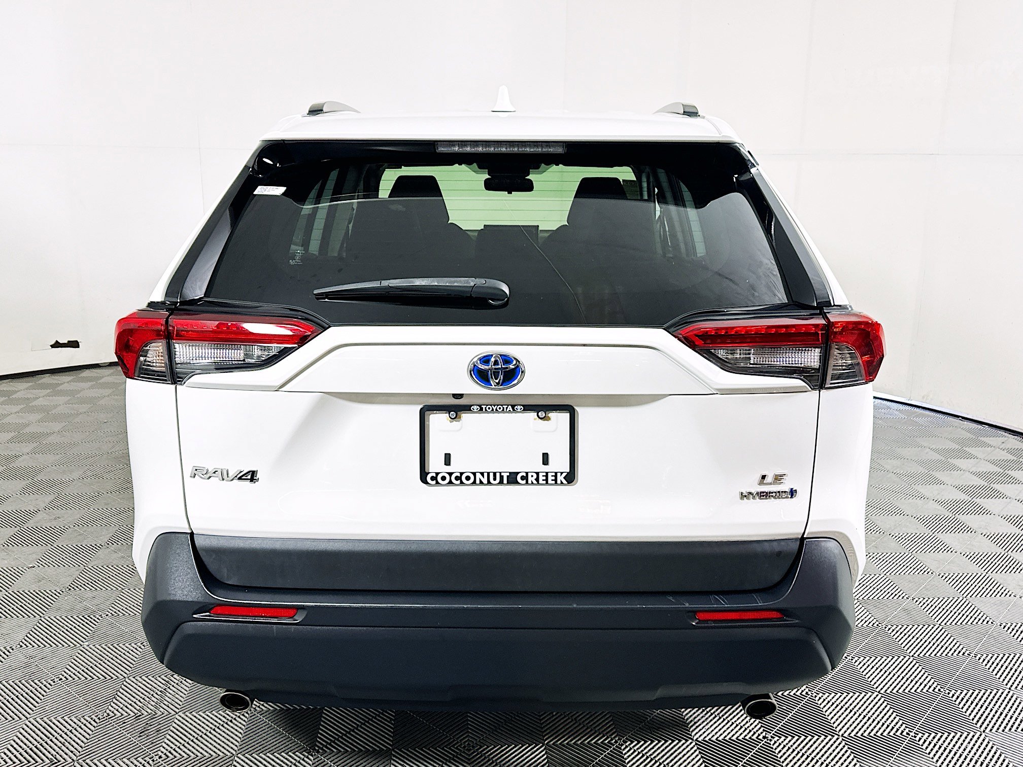 Used 2022 Toyota RAV4 LE AWD/4WD image 4