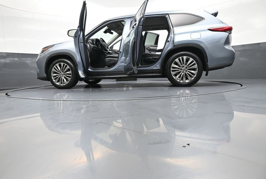 Certified 2020 Toyota Highlander Platinum w/ Preferred Accessory Package AWD/4WD image 52