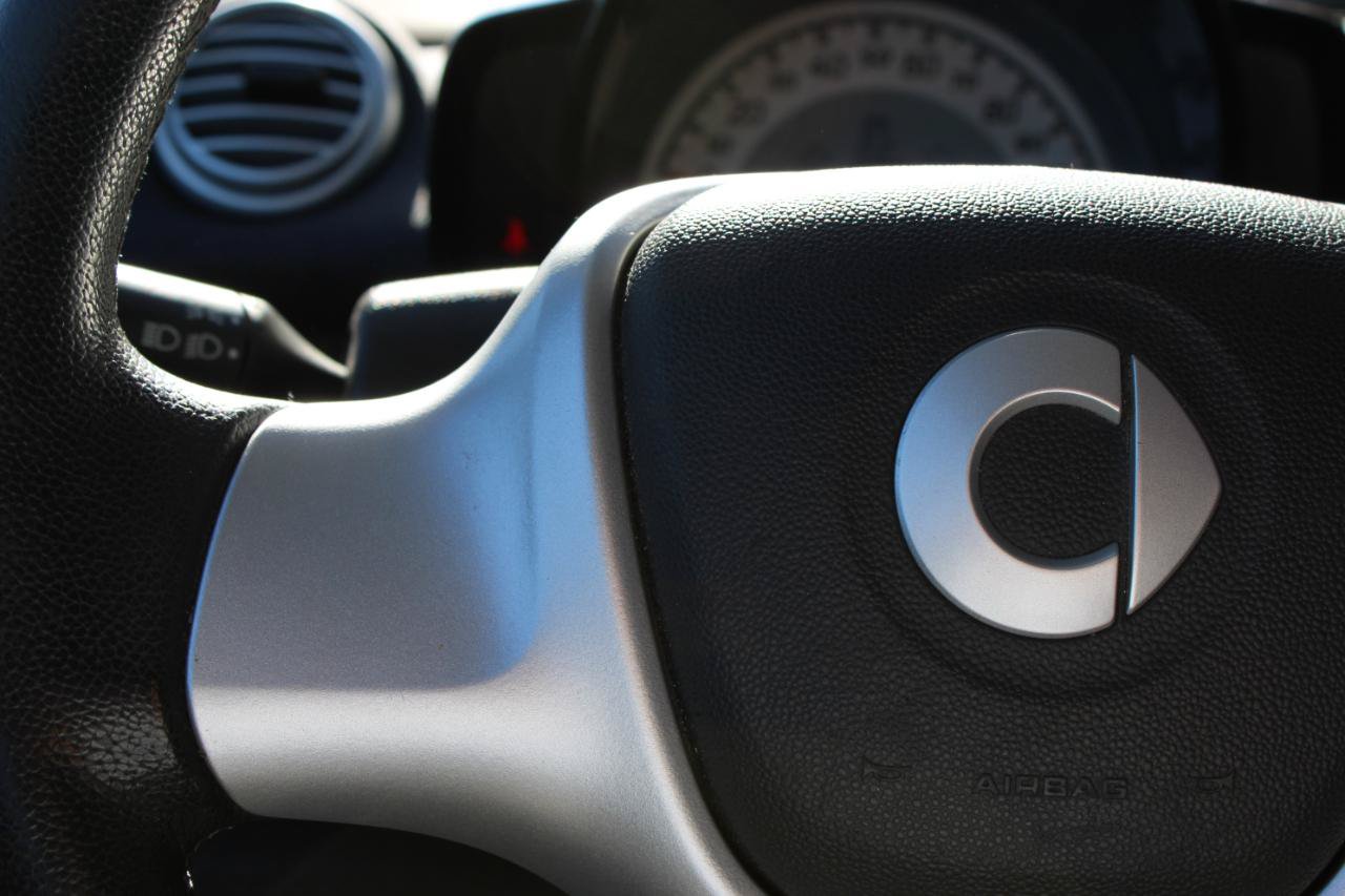Used 2015 smart fortwo passion RWD image 17
