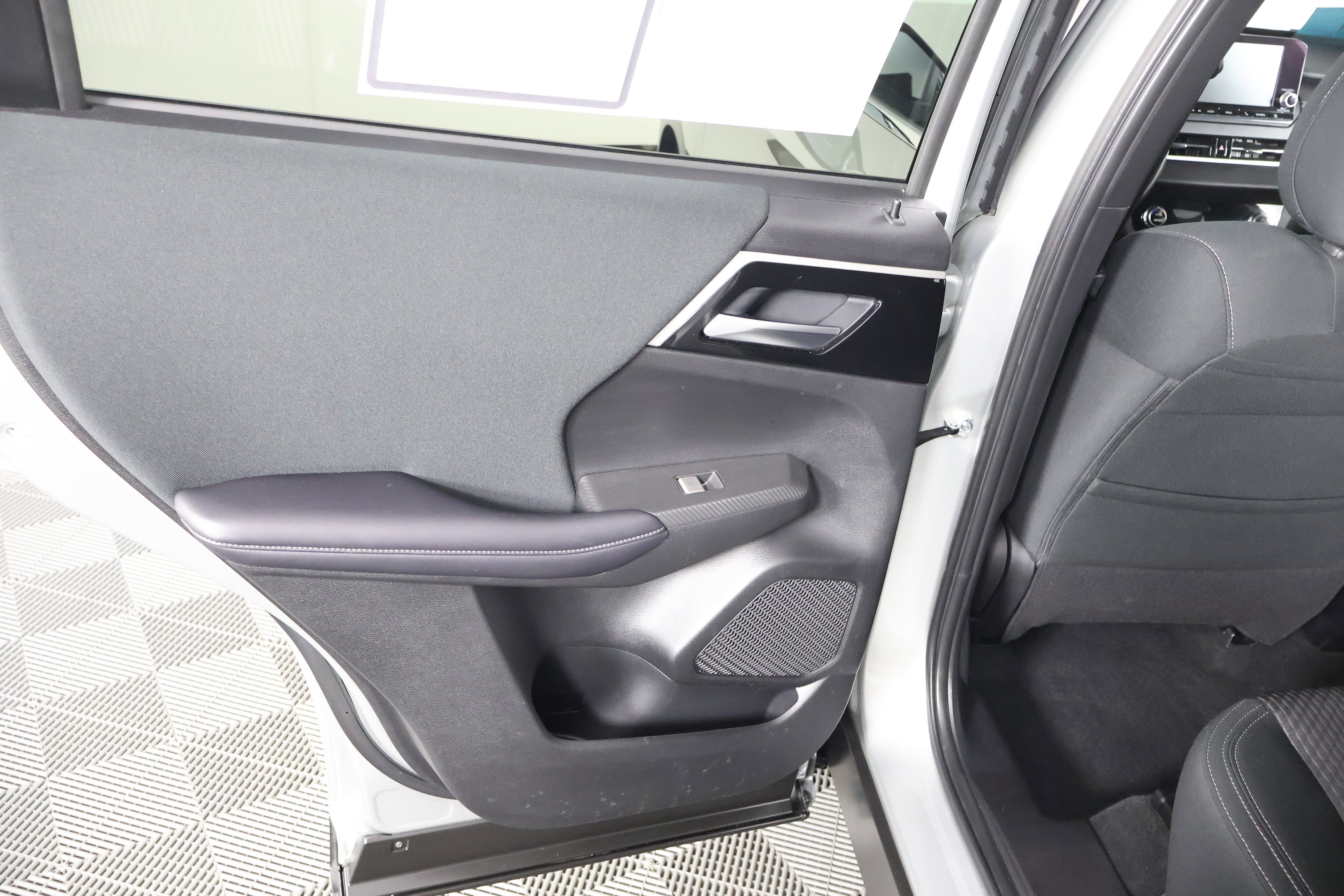 Used 2024 Mitsubishi Outlander ES image 45