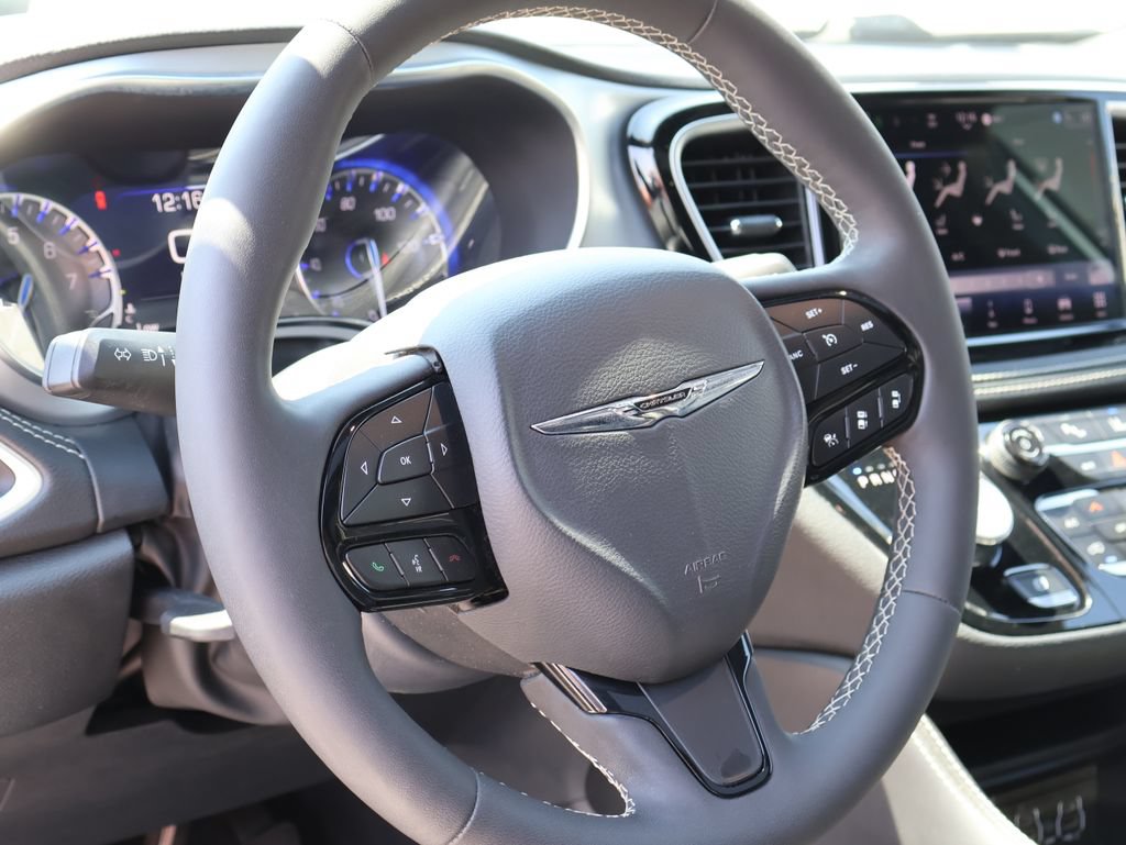 Used 2025 Chrysler Pacifica Limited FWD image 23