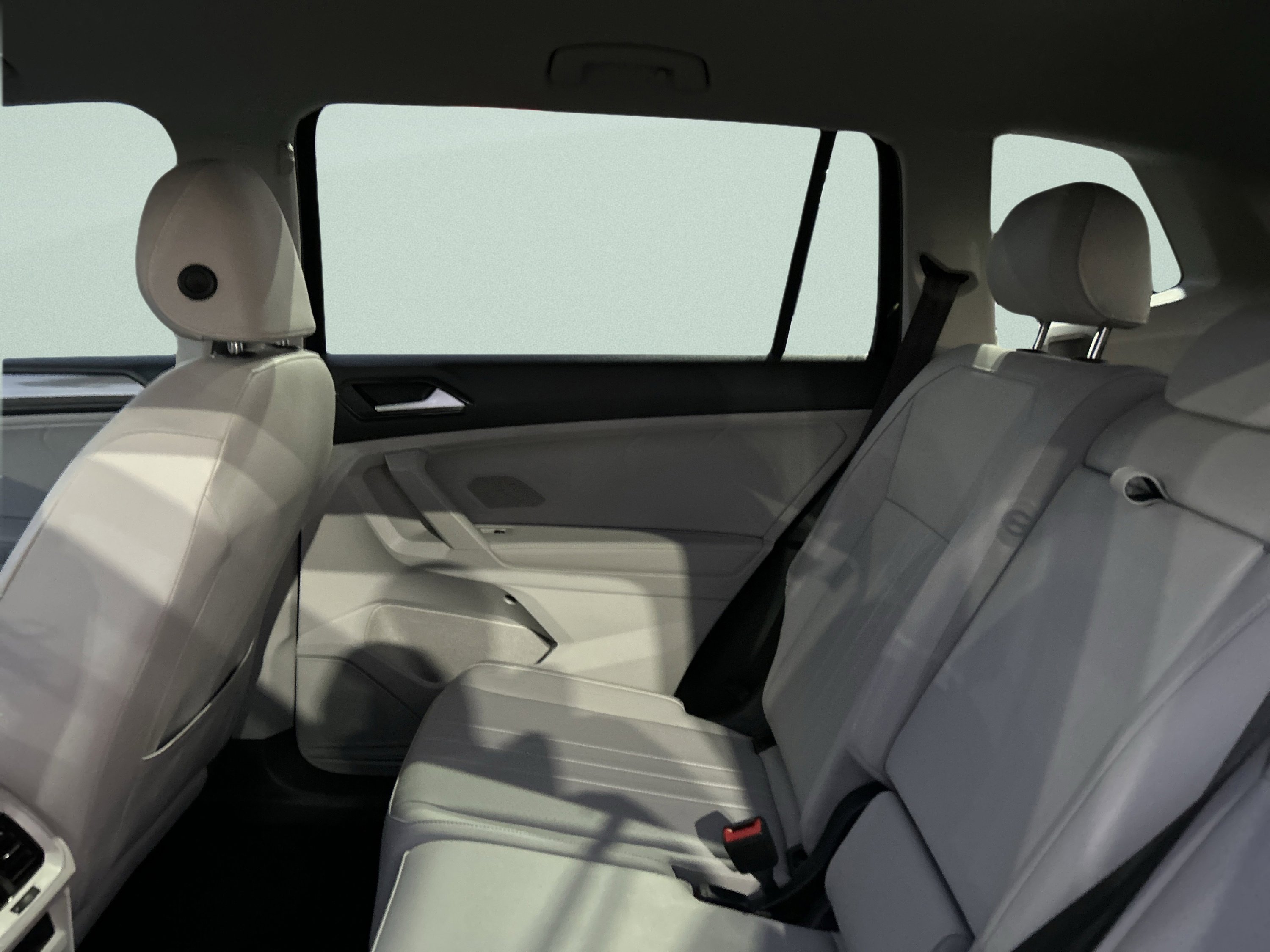 Used 2022 Volkswagen Tiguan SE AWD/4WD image 36