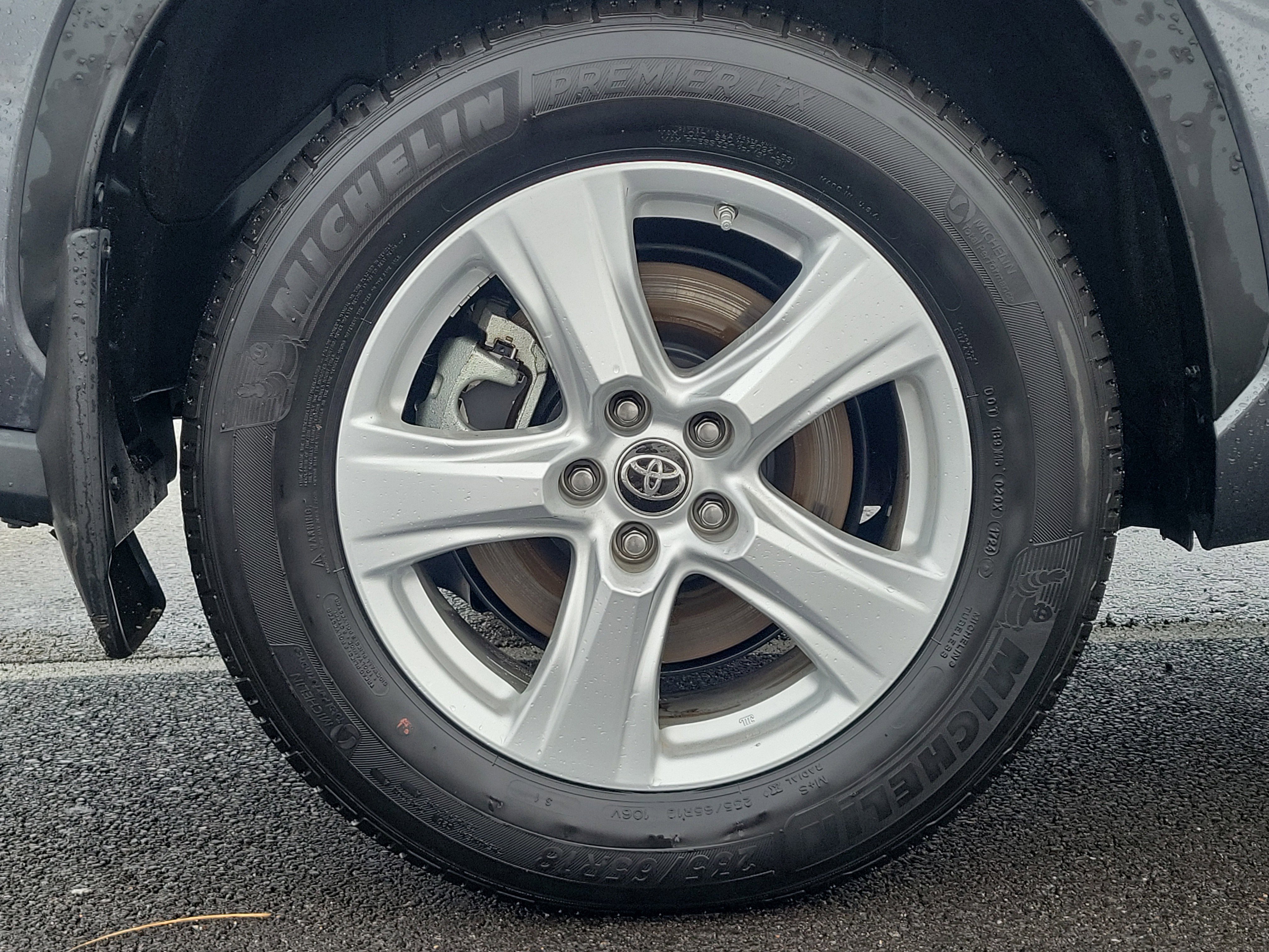 Used 2024 Toyota Highlander LE image 5