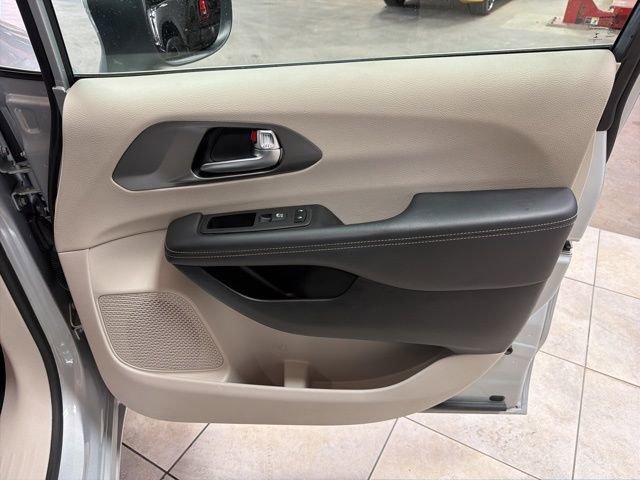Used 2023 Chrysler Pacifica Touring-L image 22