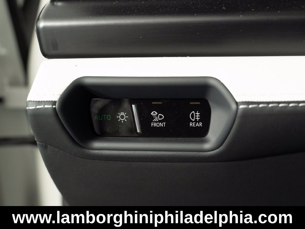 Used 2025 Lamborghini Urus SE AWD/4WD image 38