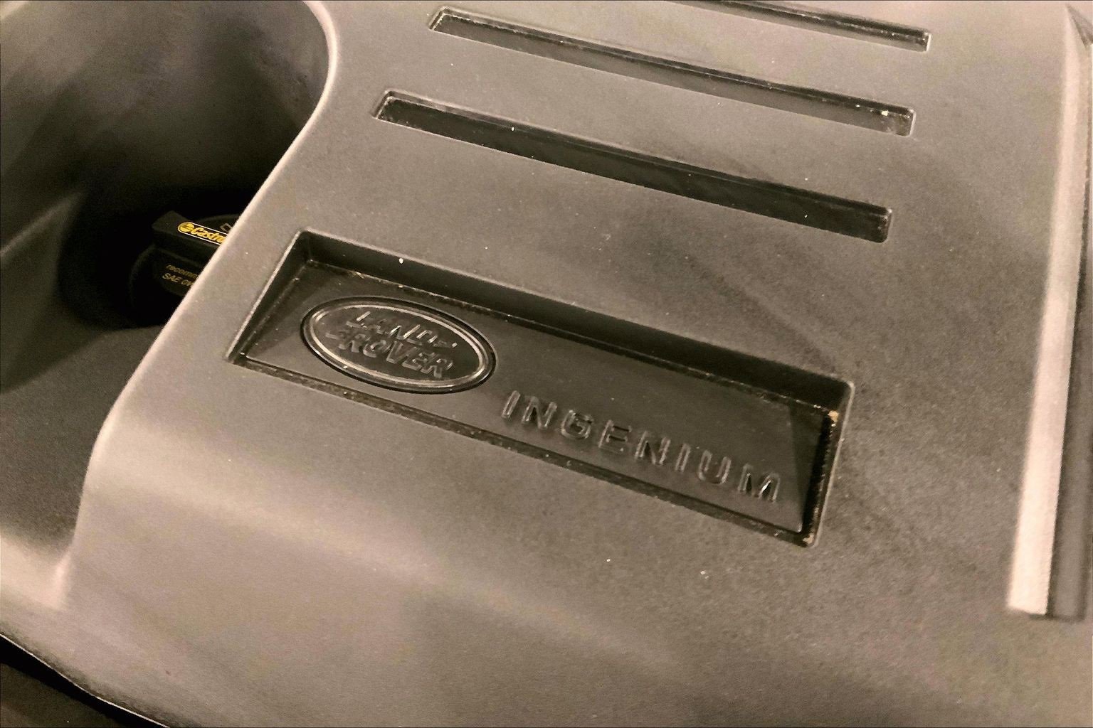 Used 2025 Land Rover Defender 130 X-Dynamic SE image 32