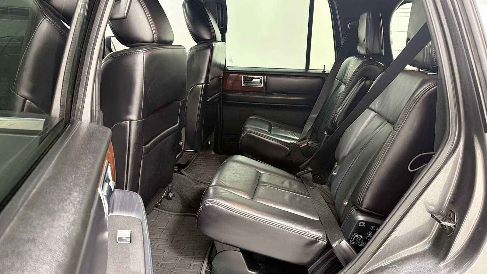 Used 2016 Lincoln Navigator Select AWD/4WD image 25