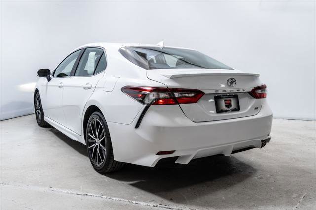 Used 2022 Toyota Camry SE w/ Convenience Package FWD image 3