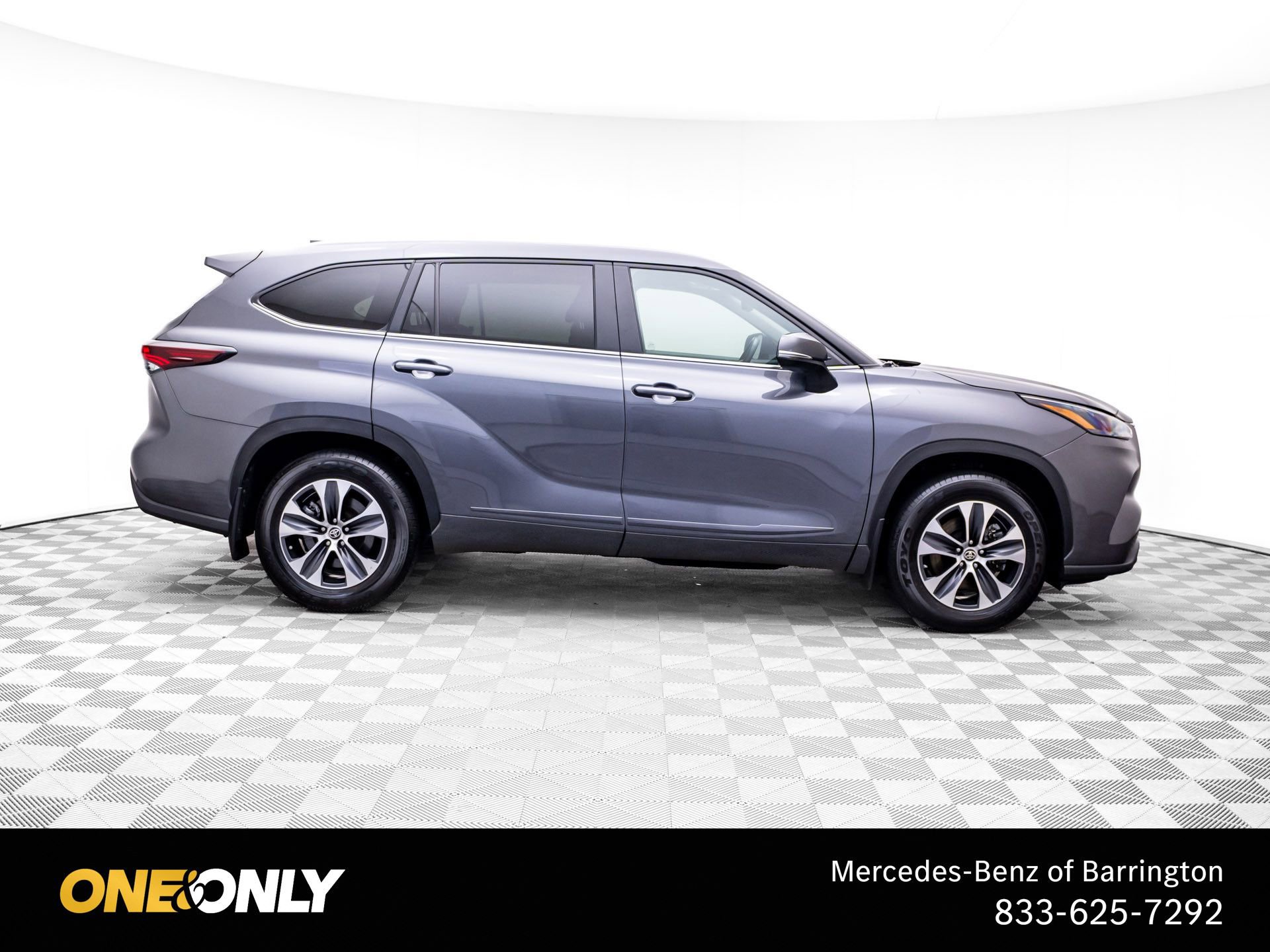 Used 2024 Toyota Highlander XLE FWD image 6