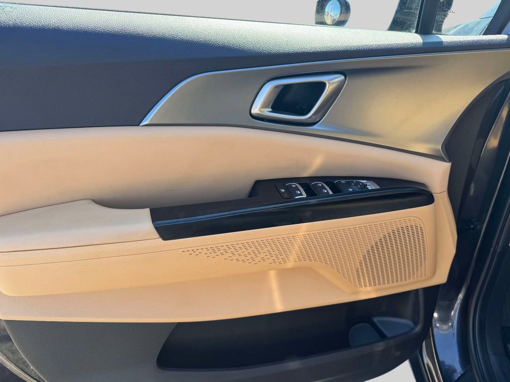 Used 2024 Kia Carnival LX image 15