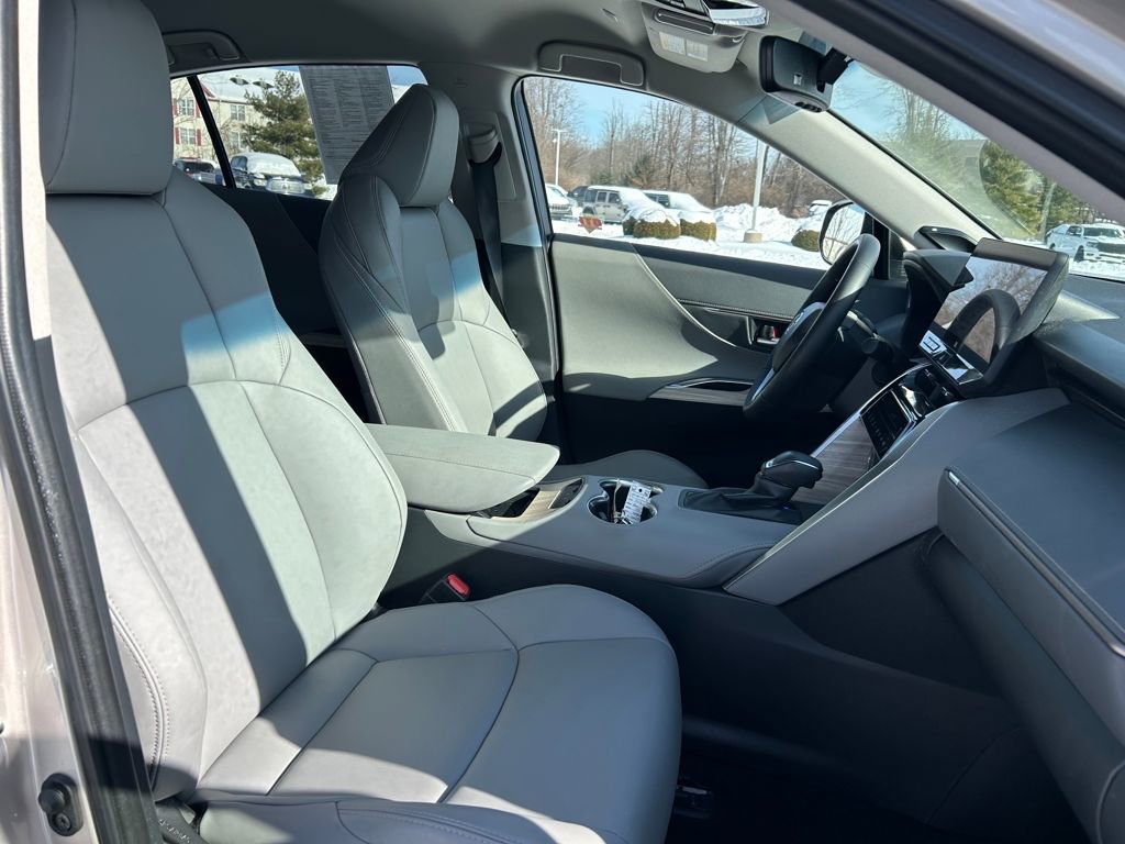 Used 2024 Toyota Venza XLE image 25
