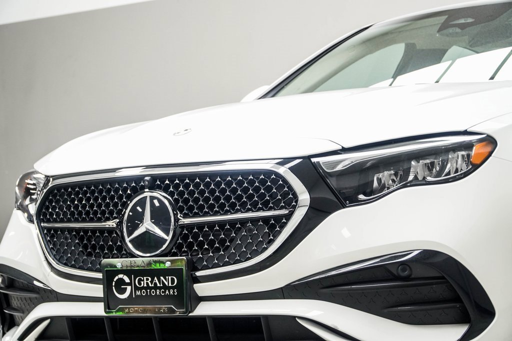 Used 2025 Mercedes-Benz E 350 4MATIC Sedan image 2
