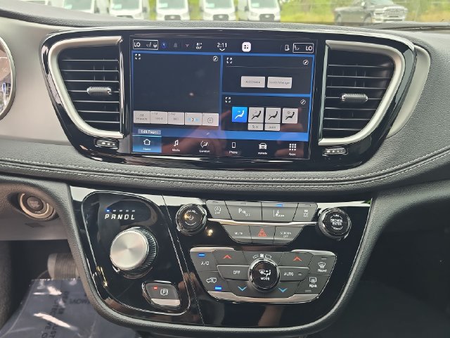 New 2027 Chrysler Pacifica Select FWD image 18