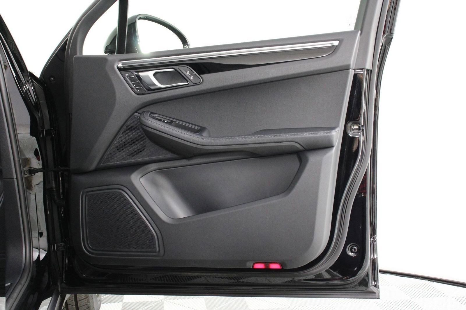 Certified 2025 Porsche Macan image 23