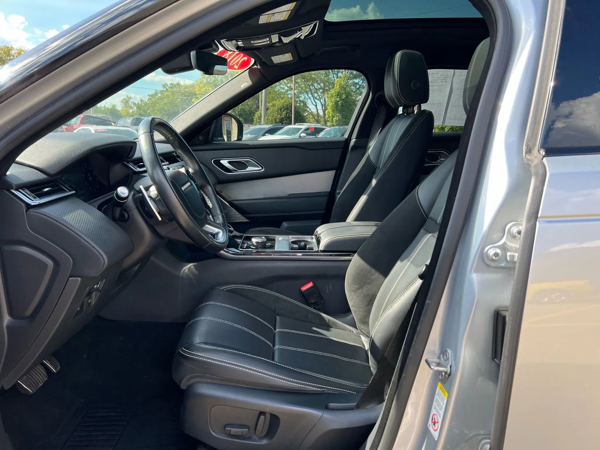 Used 2018 Land Rover Range Rover Velar R-Dynamic SE image 17