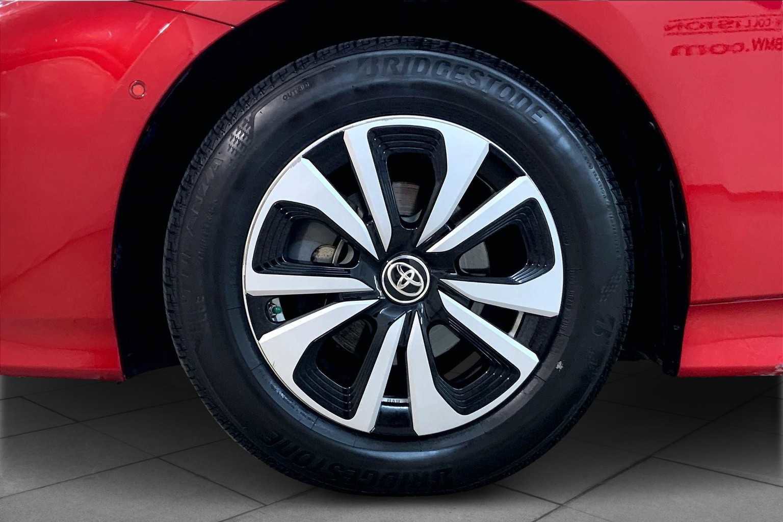 Used 2017 Toyota Prius Prime Advanced image 10