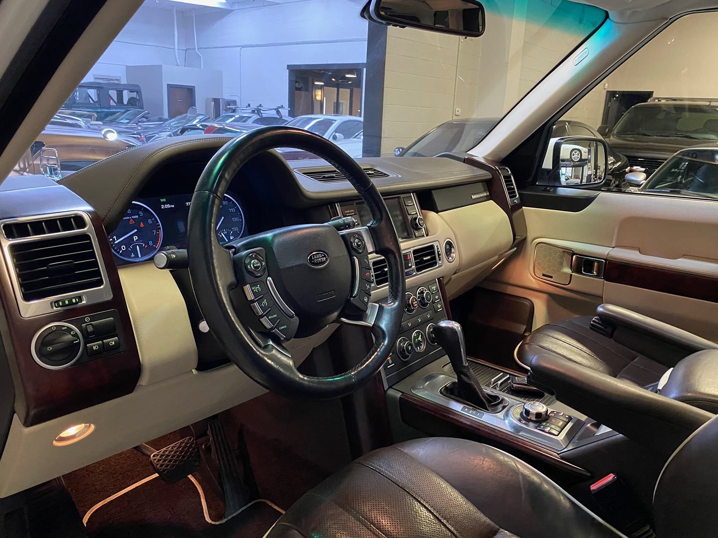 Used 2011 Land Rover Range Rover HSE LUX AWD/4WD image 15