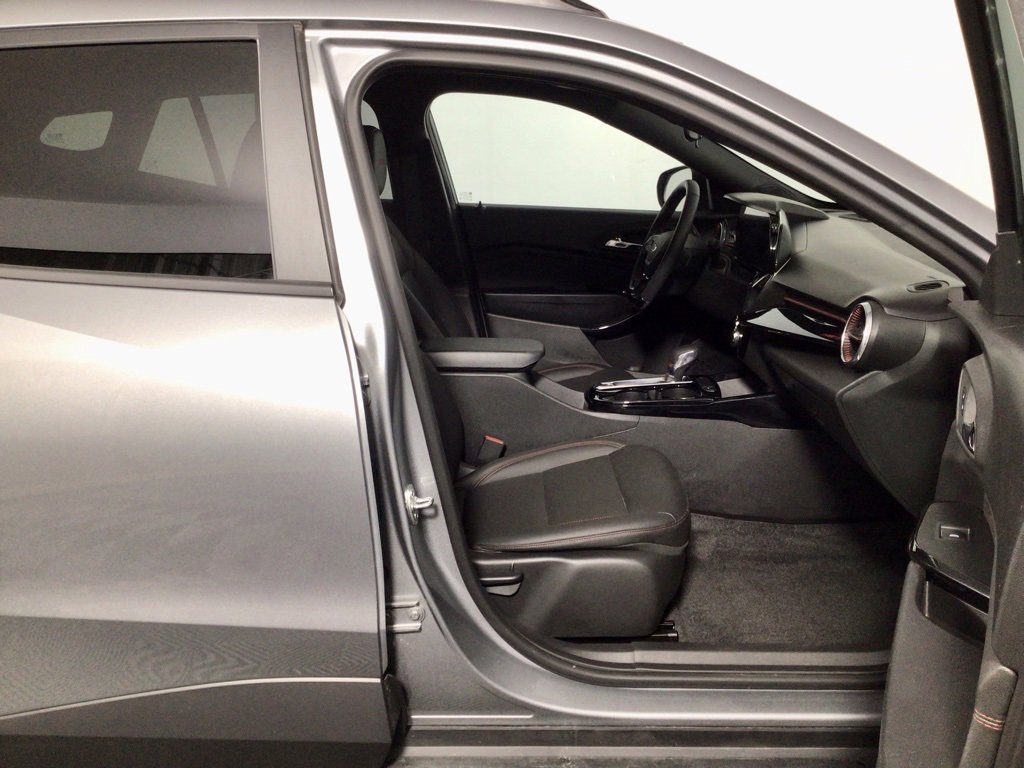 Used 2025 Chevrolet Trax RS image 33