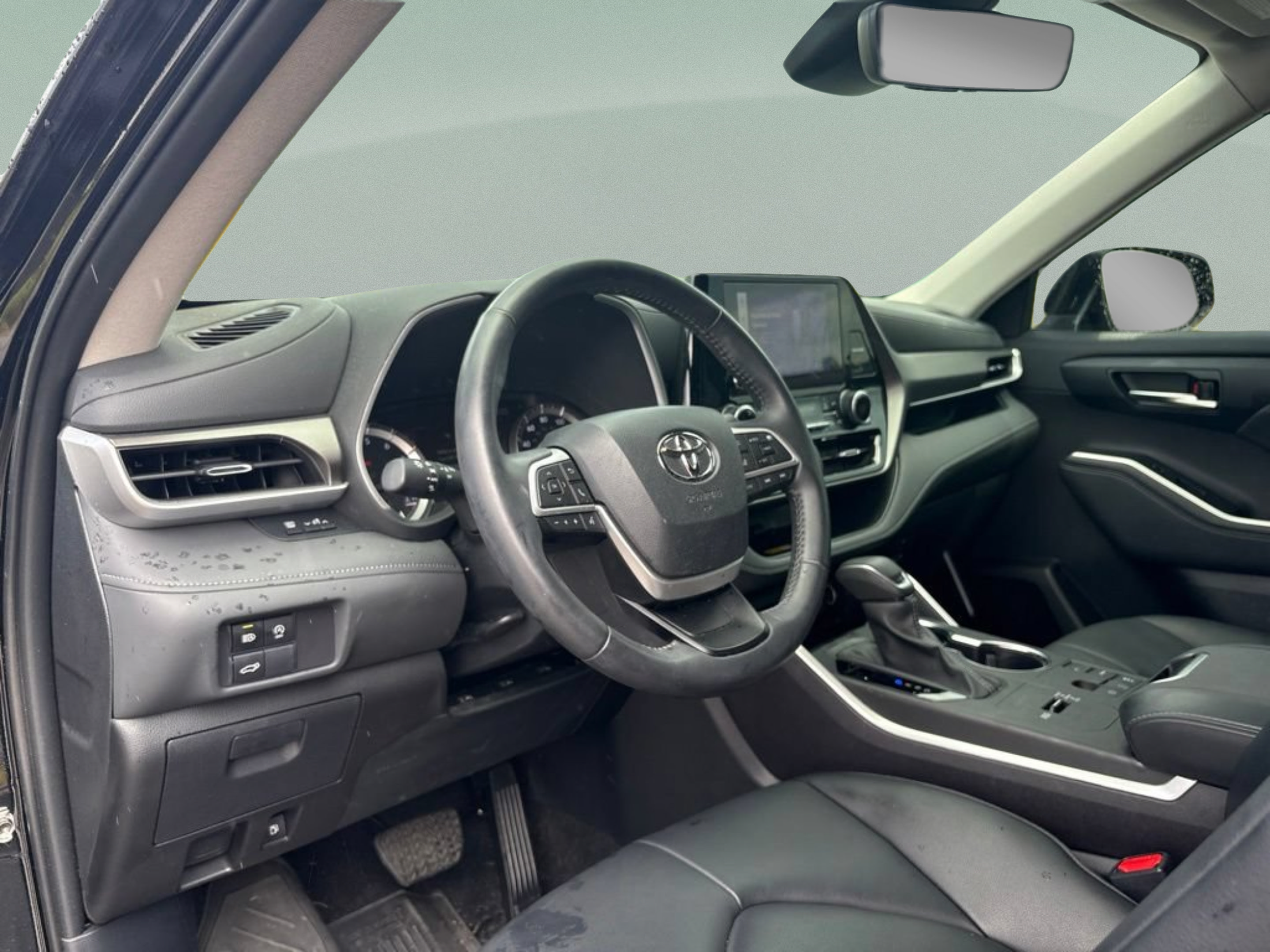 Used 2024 Toyota Highlander XLE FWD image 18