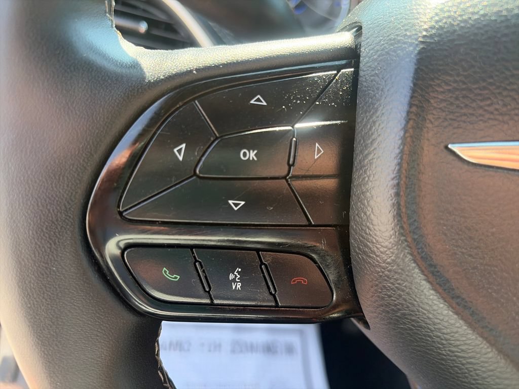 Used 2025 Chrysler Pacifica Limited FWD image 32
