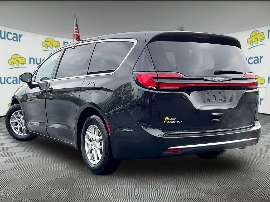 Used 2023 Chrysler Pacifica Touring-L FWD image 4