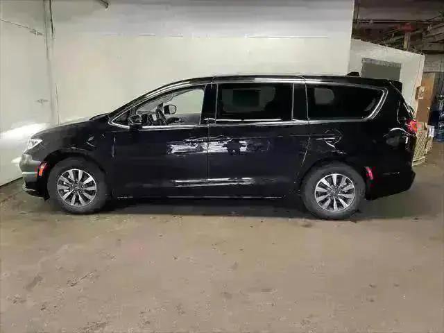 New 2023 Chrysler Pacifica Touring-L w/ S Appearance Package image 6