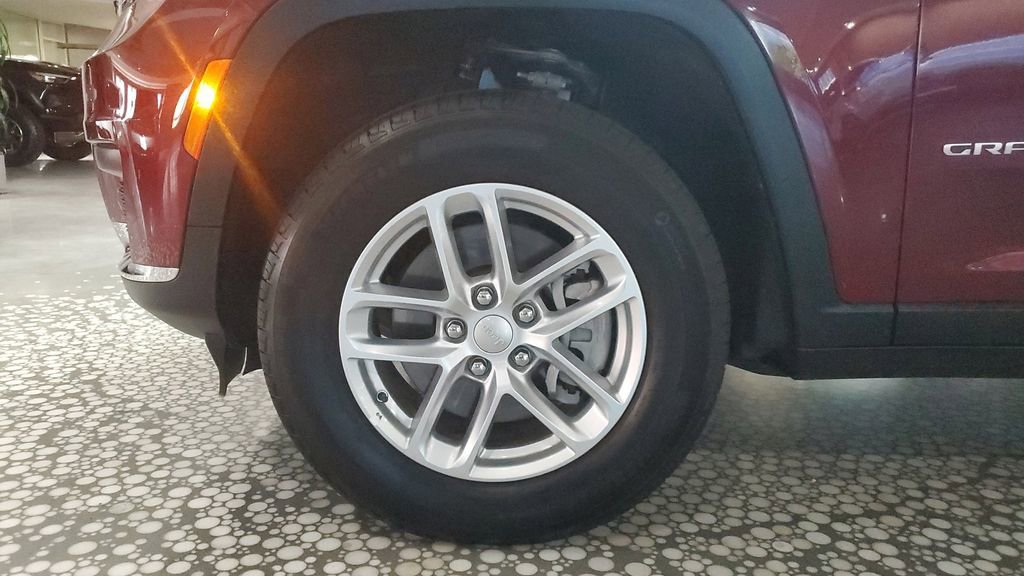 Used 2025 Jeep Grand Cherokee L Laredo image 7