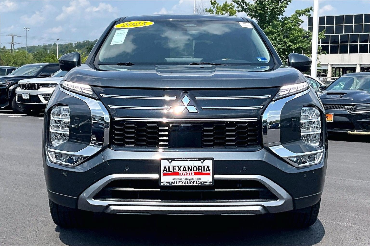 Used 2025 Mitsubishi Outlander SE AWD/4WD image 3