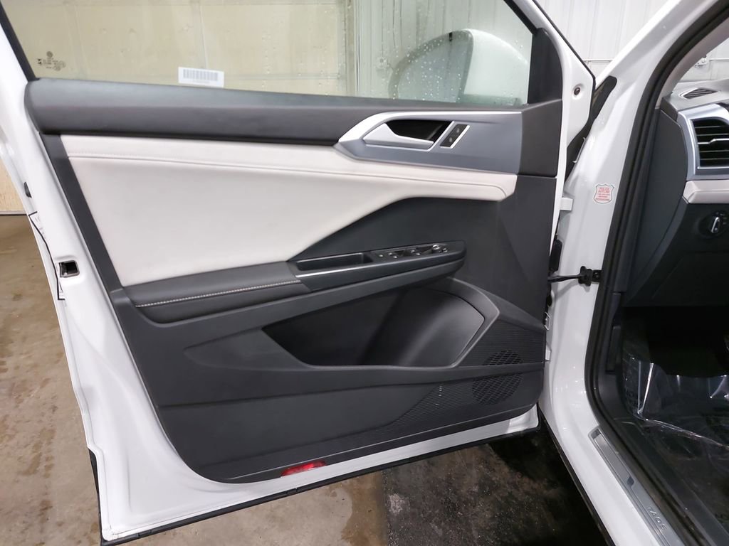 Used 2025 Volkswagen Taos SE image 27