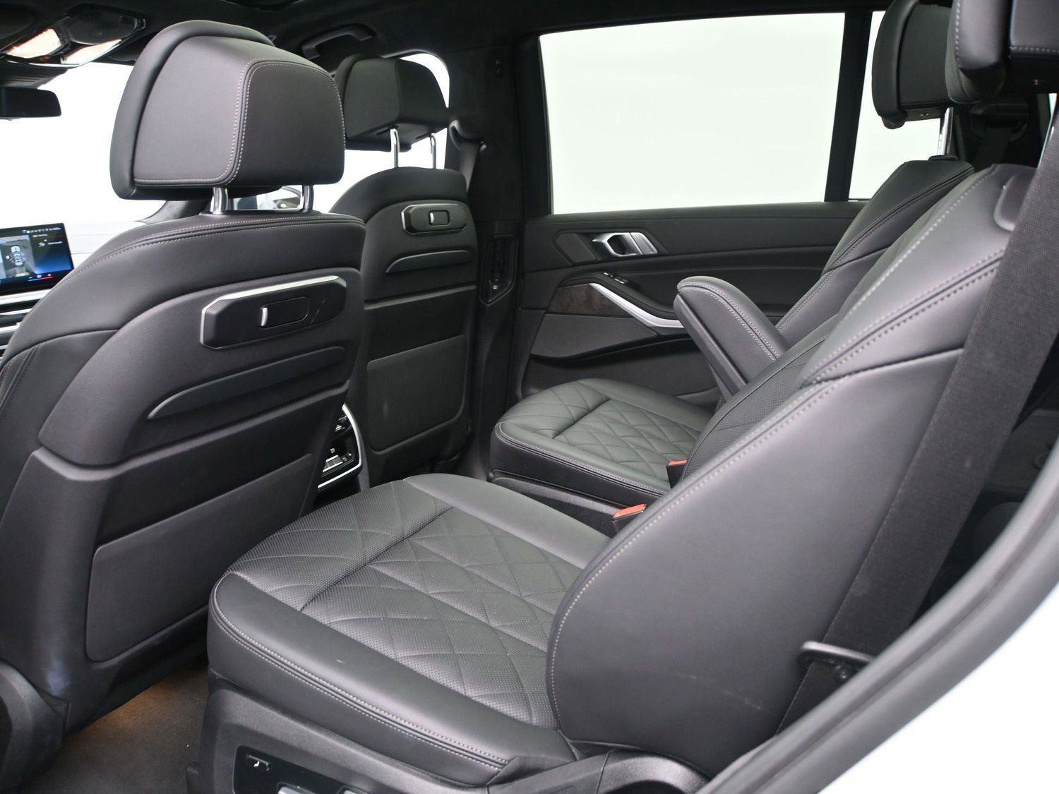 Used 2023 BMW X7 xDrive40i w/ Executive Package image 11