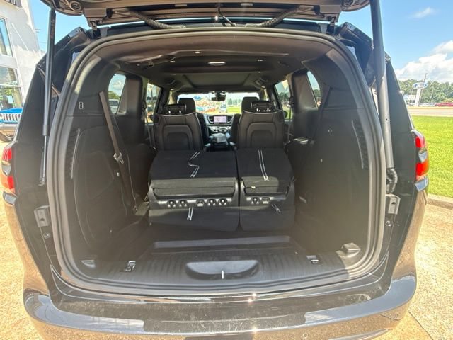 Used 2025 Chrysler Pacifica Limited w/ Uconnect Theater Family Group FWD image 8