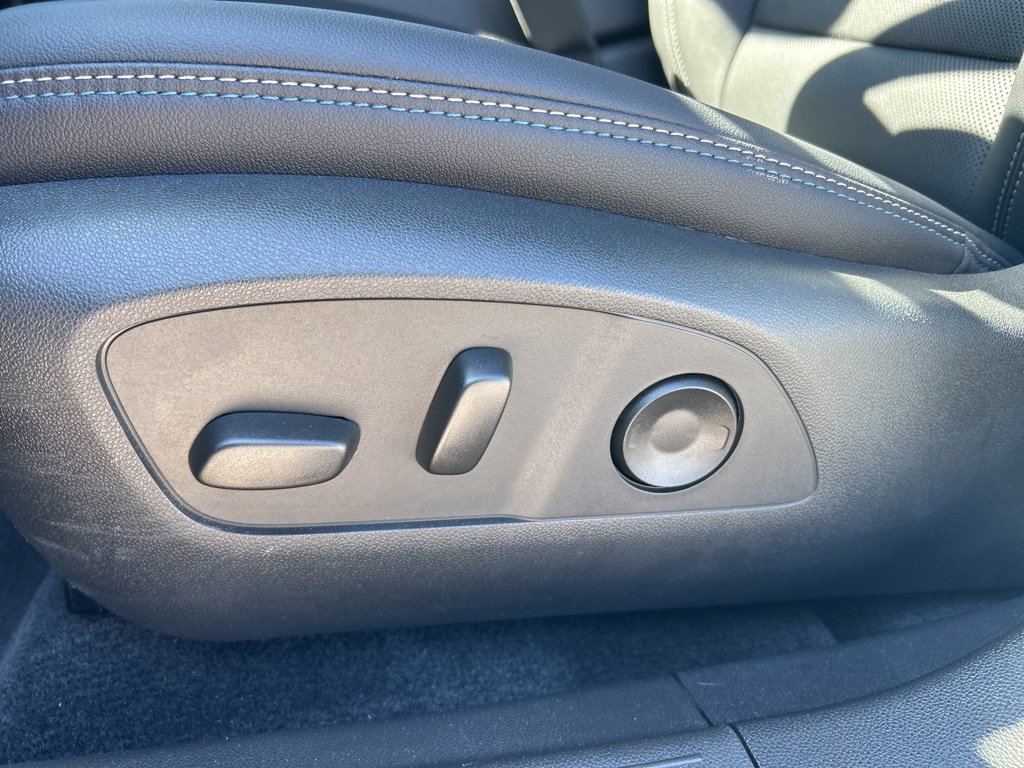 Used 2025 Chevrolet Equinox EV LT w/ Convenience Package II image 15